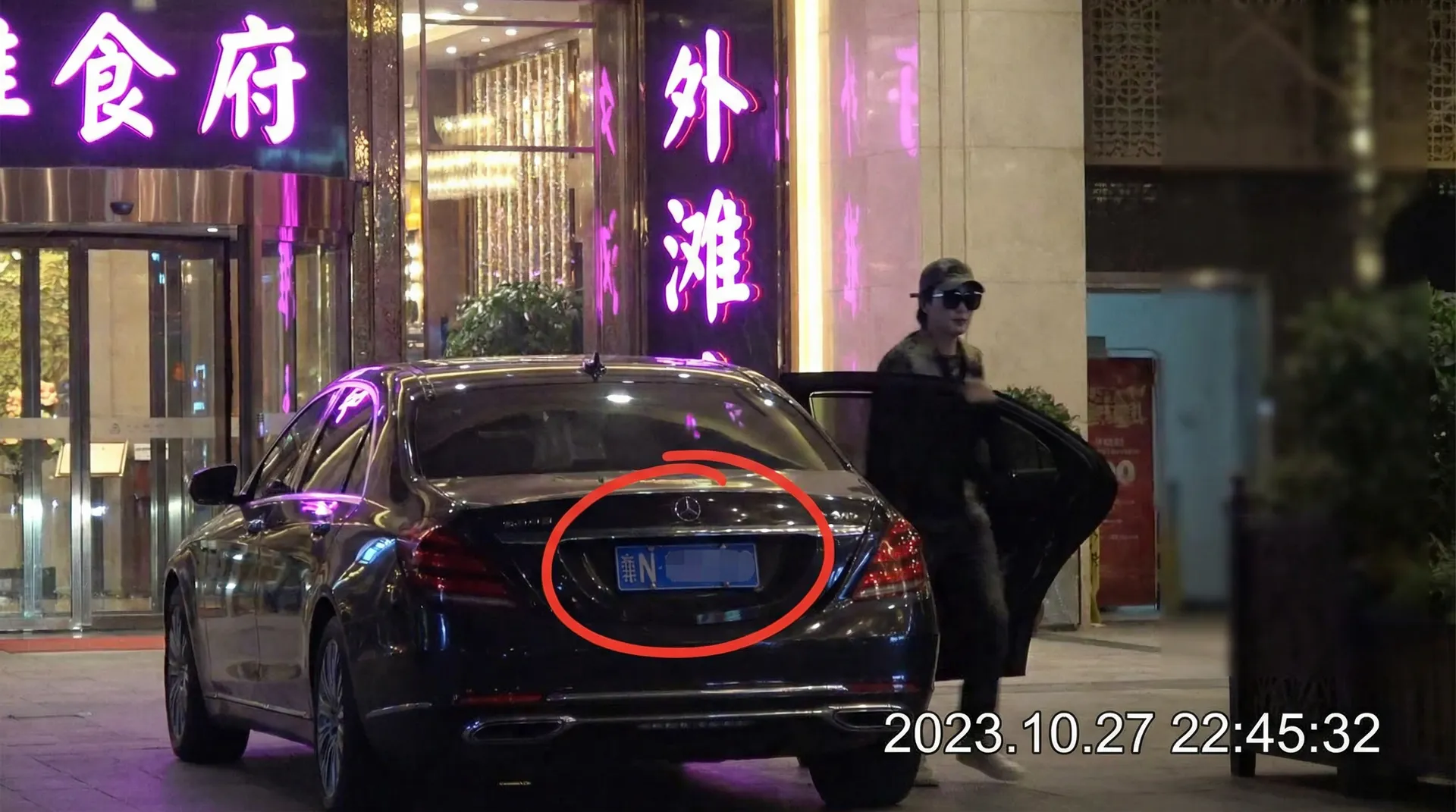 《海角网》_海角网最新地址 | 深度揭秘海角网 - 豪车餐厅外偷拍